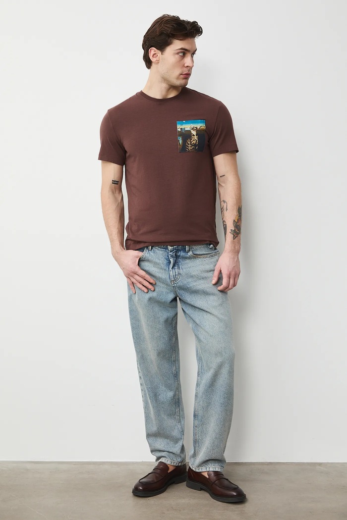 T-shirt bawełniany męski z elastanem z okazji Dnia Kota RS26-TSM352 brązowy RS26
