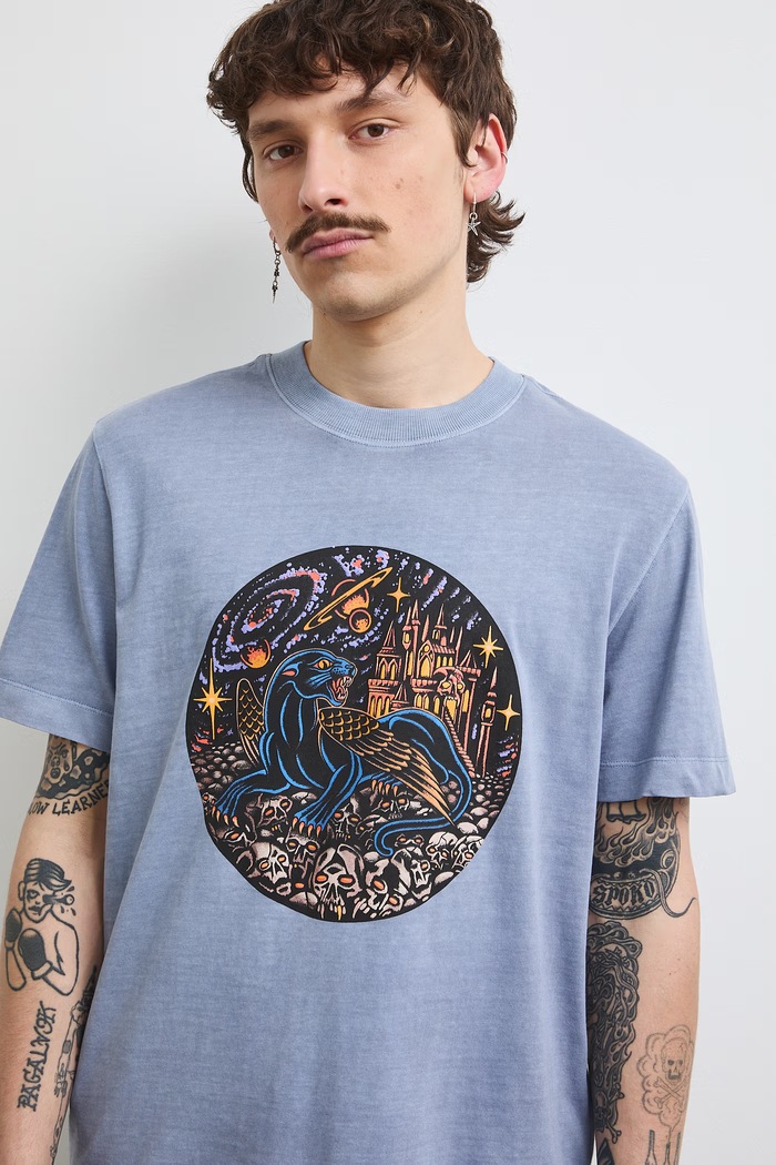 Tričko pánske bavlnené z kolekcie Tattoo Art by Marcel Ustowski (MUS TATTOO) RS26-TSMC53 fialová