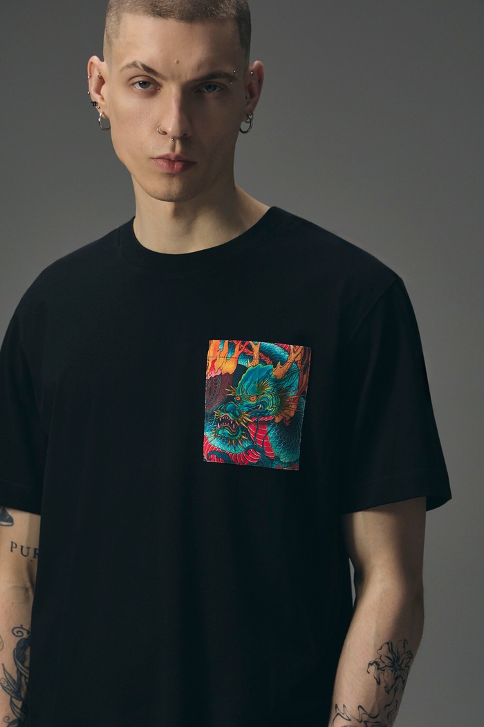 Tričko pánske bavlnené z kolekcie Tattoo Art by Tuan Nguyen čierna RS26-TSMC57