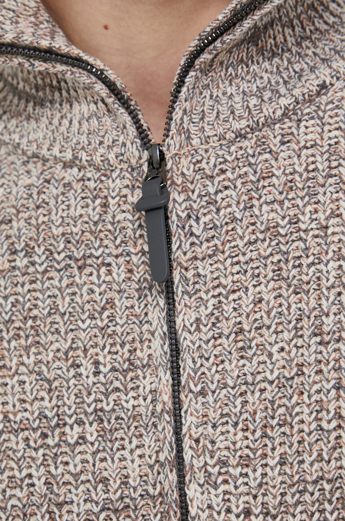 Sweter męski z wzorzystej dzianiny beżowy RW21-SWM703