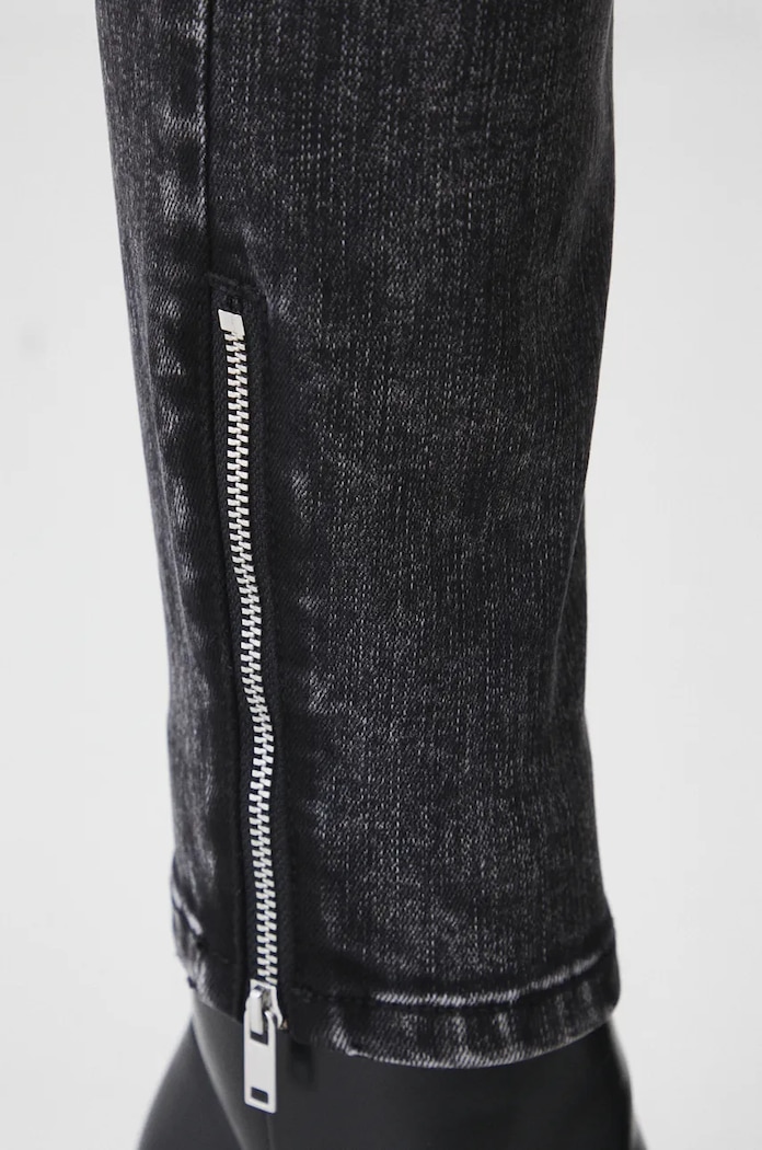 Jeansy damskie slim z efektem sprania kolor czarny czarny RW24-SJD805
