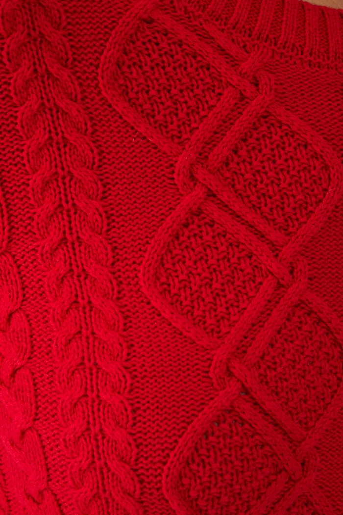 Sweter damski z warkoczowym splotem kolor czerwony RW24.SWD0A1 czerwony