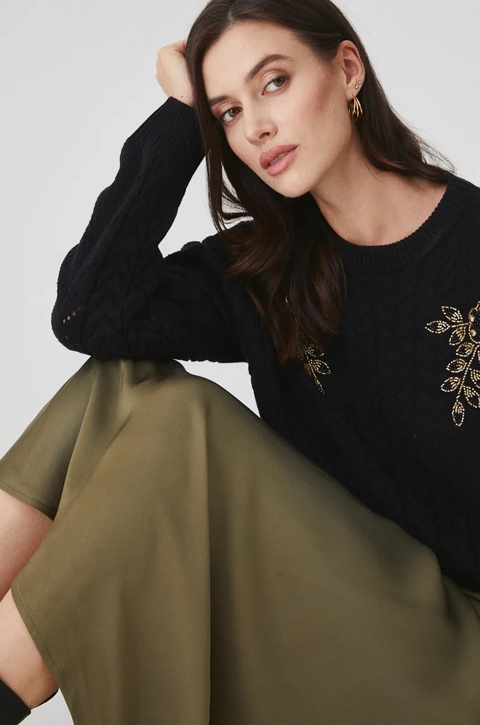 Sweter damski z ozdobną aplikacją kolor czarny czarny RW24.SWD706
