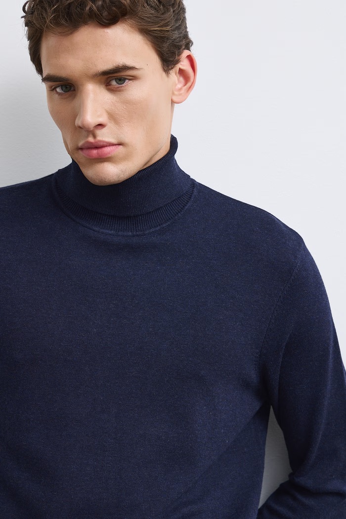 Sweter męski z golfem melanżowy kolor granatowy granatowy RW24-SWM051