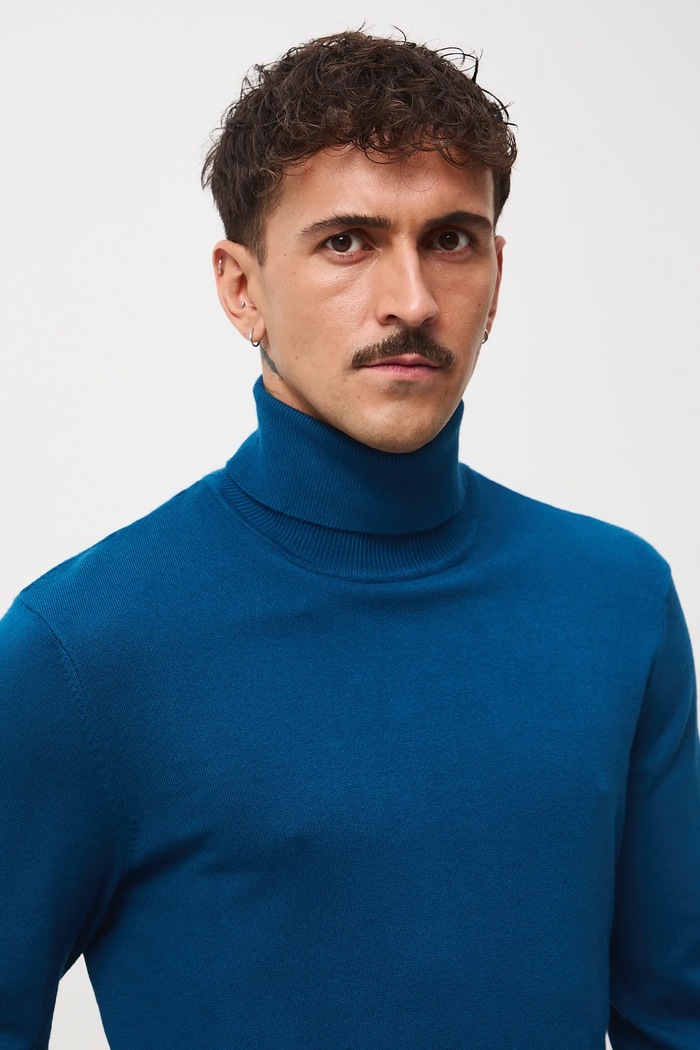 Sweter męski z golfem gładki niebieski RW24-SWM051