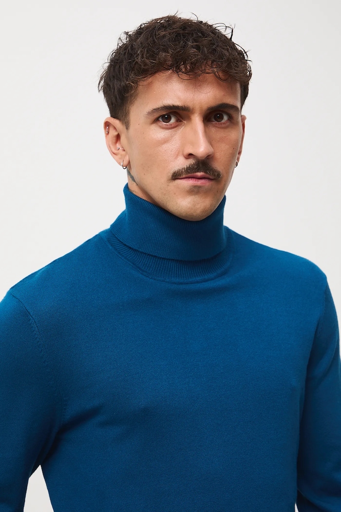 Sweter męski z golfem gładki niebieski RW24-SWM051
