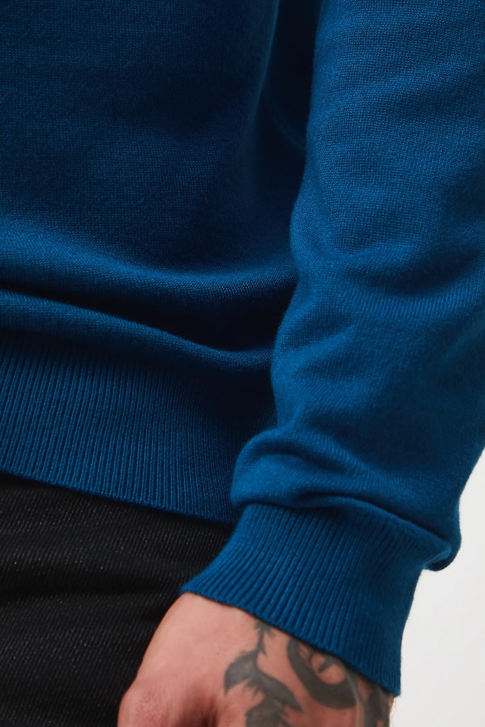 Sweter męski z golfem gładki RW24-SWM051 niebieski