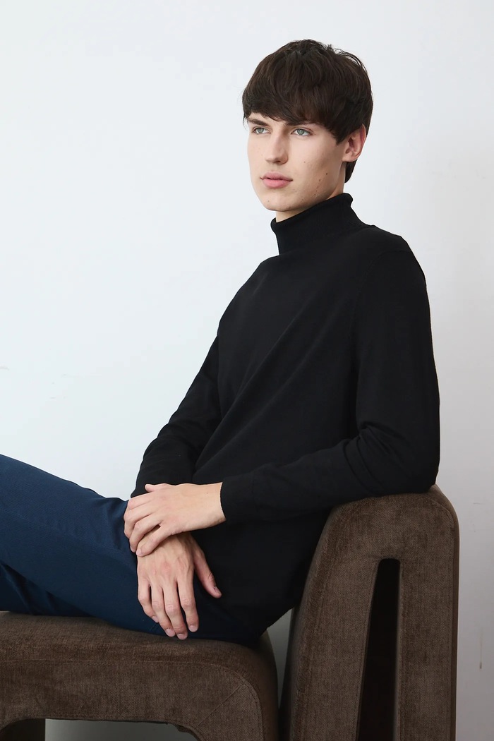 Sweter męski z golfem gładki kolor czarny gładkie czarny RW24-SWM051