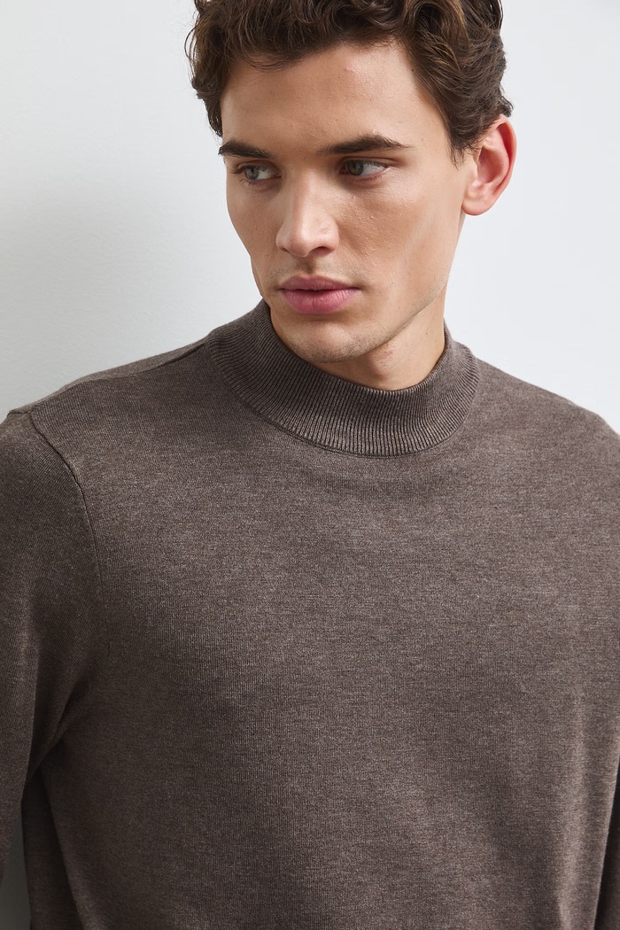 Sweter męski z wiskozą RW24-SWM052 brązowy