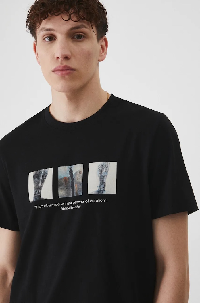T-shirt bawełniany męski z kolekcji Zdzisław Beksiński x Medicine kolor czarny okrągły czarny RW24-TSM861