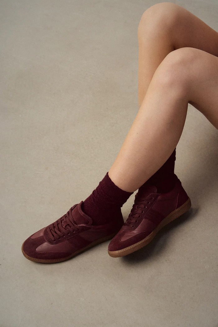 Sneakersy zamszowe damskie z ozdobnymi przeszyciami RW25-OBD301