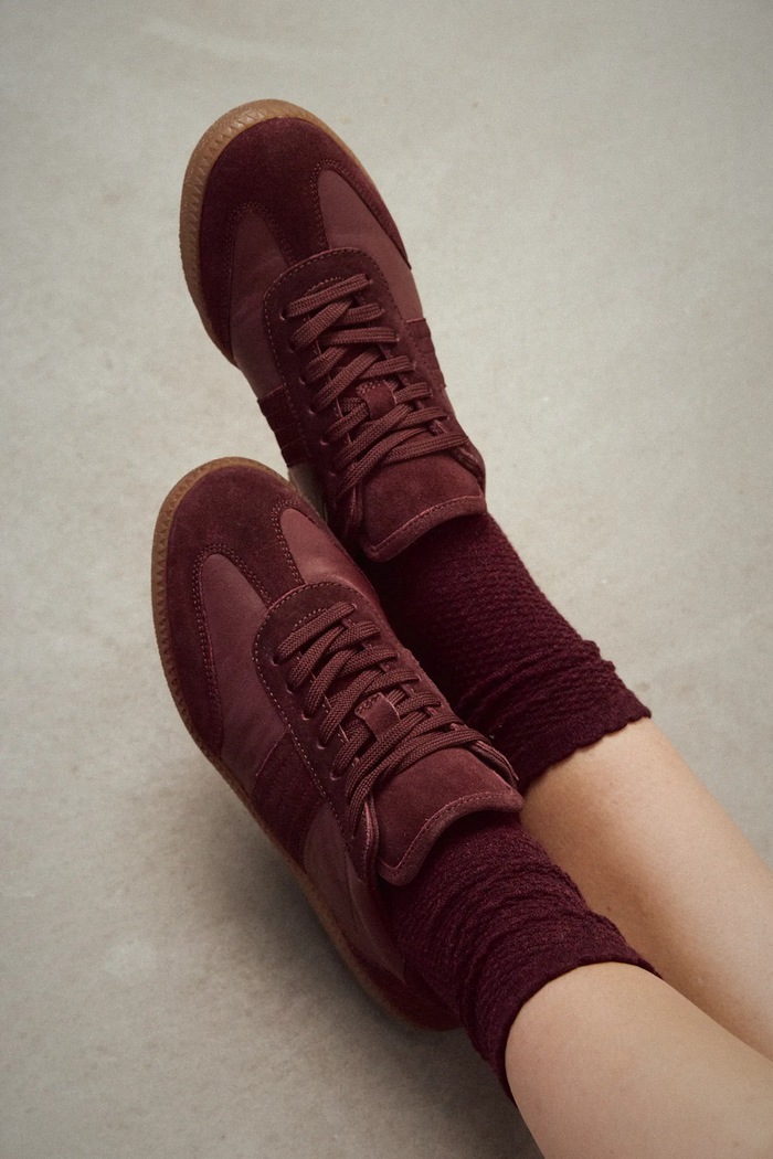 Sneakersy zamszowe damskie z ozdobnymi przeszyciami RW25-OBD301