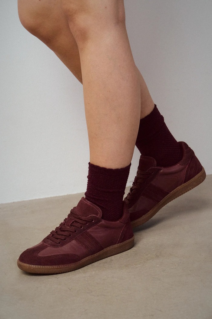 Sneakersy zamszowe damskie z ozdobnymi przeszyciami pozostałe bordowy RW25-OBD301