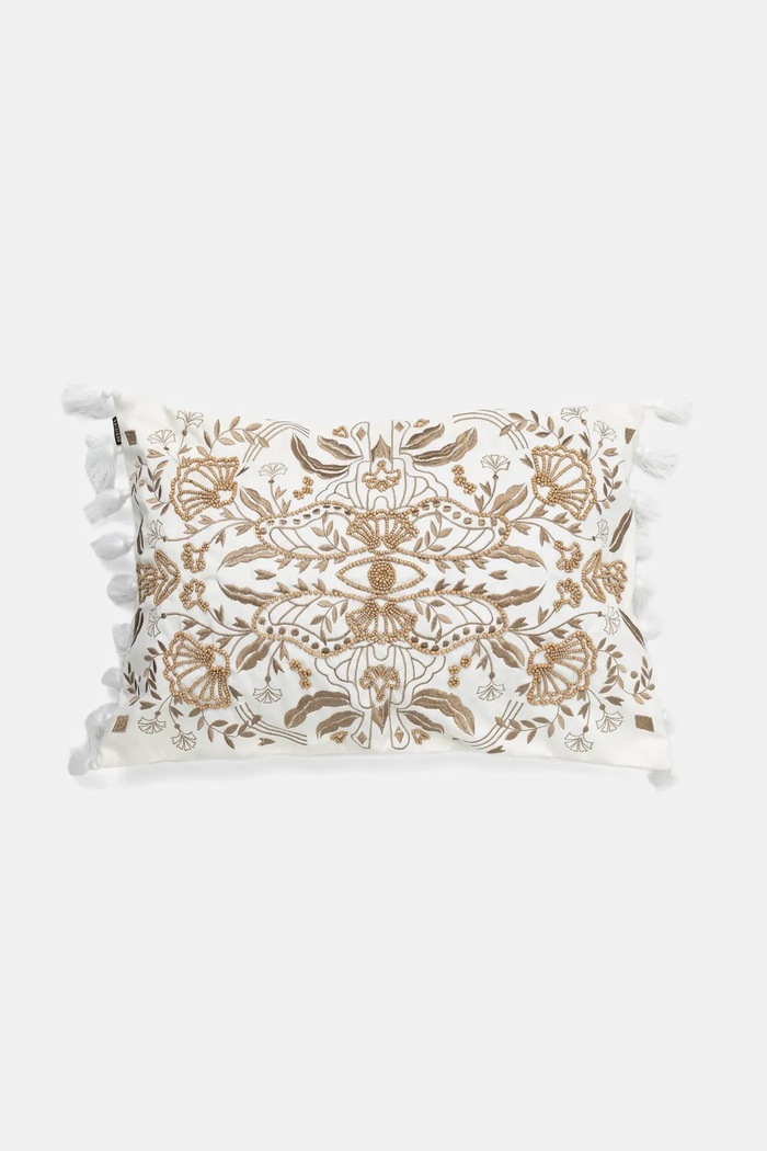 Dekoratívna obliečka na vankúš s ozdobnou aplikáciou 40 x 60 cm béžová RW25-PSU403