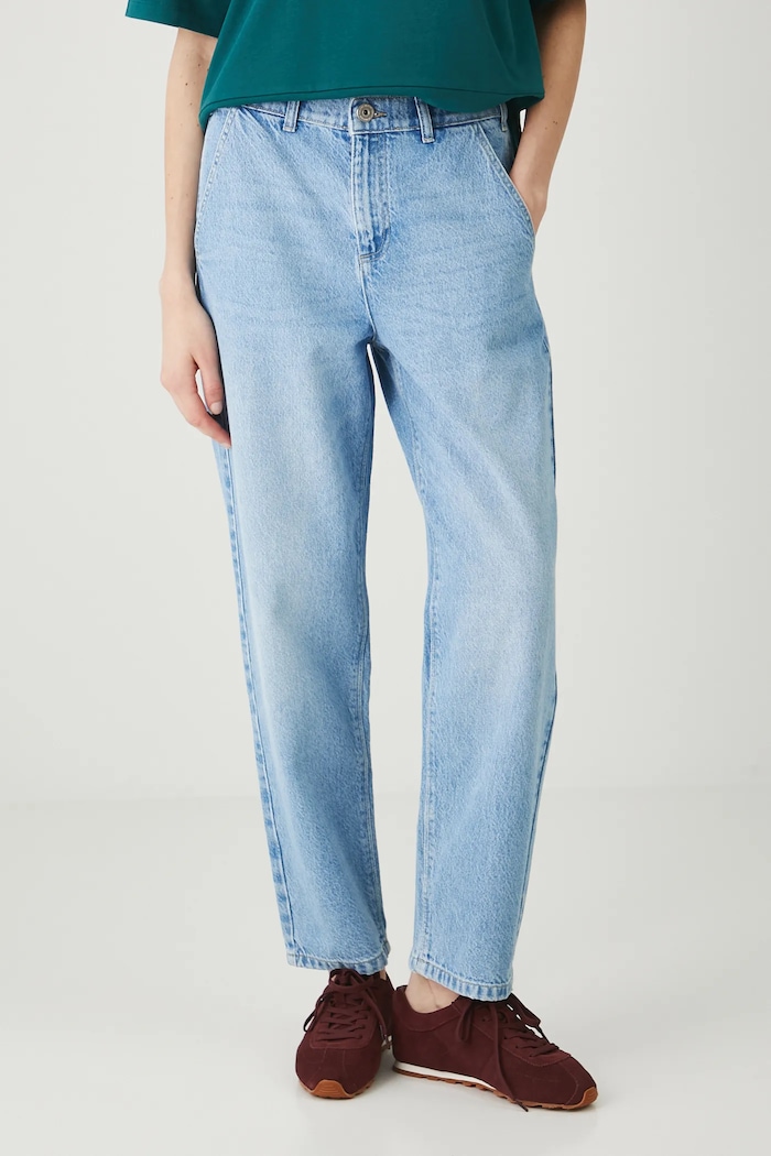 Jeansy bawełniane damskie slouchy z efektem sprania niebieski RW25-SJD103