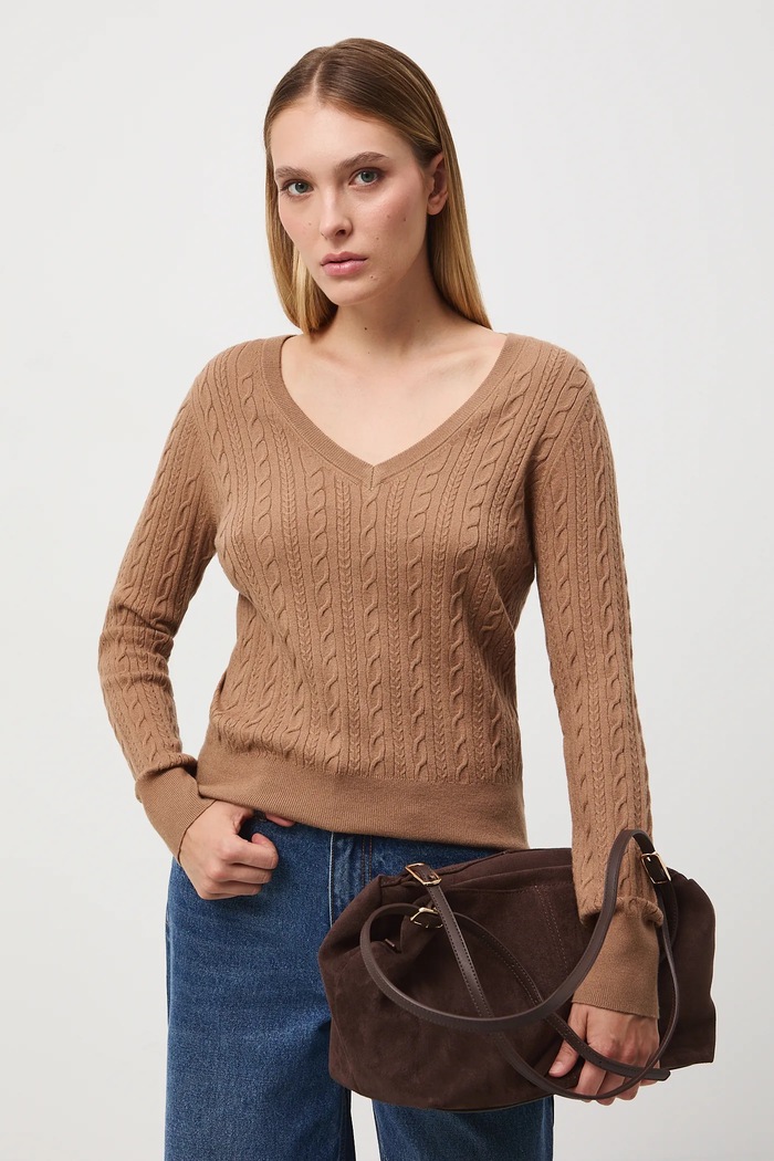 Sweter damski z warkoczowym splotem RW25-SWD052 beżowy RW25