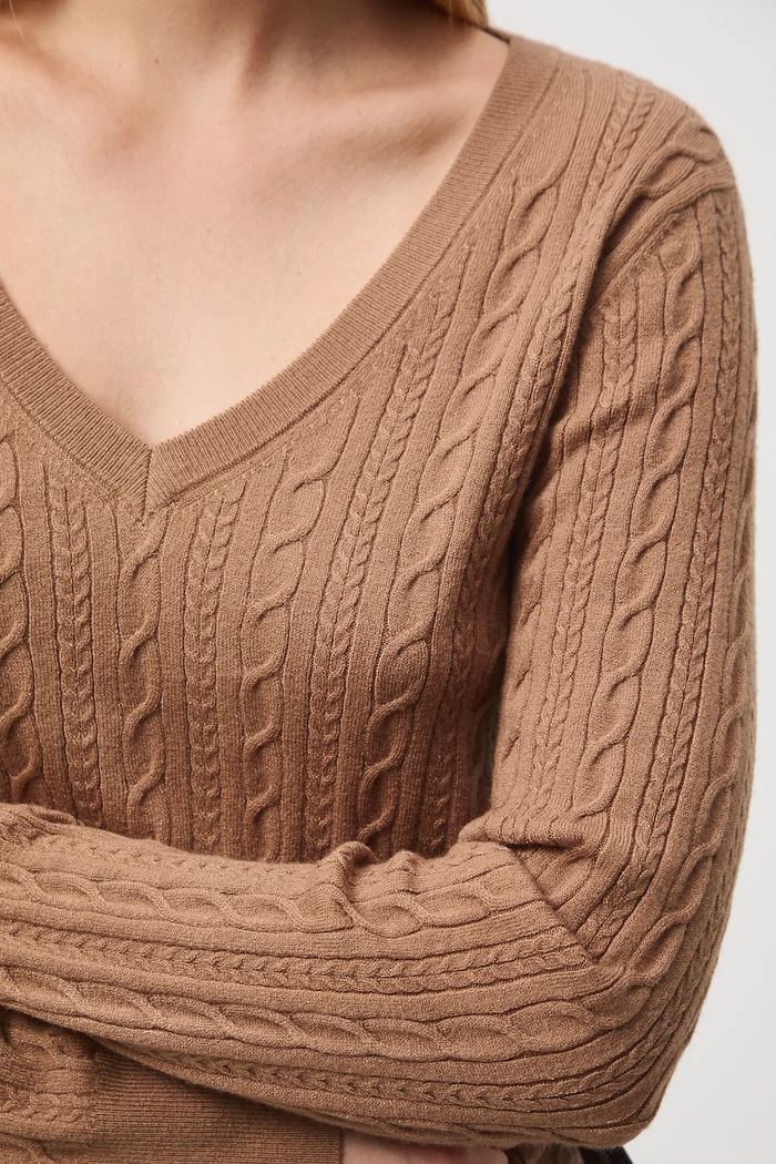 Sweter damski z warkoczowym splotem RW25-SWD052 beżowy