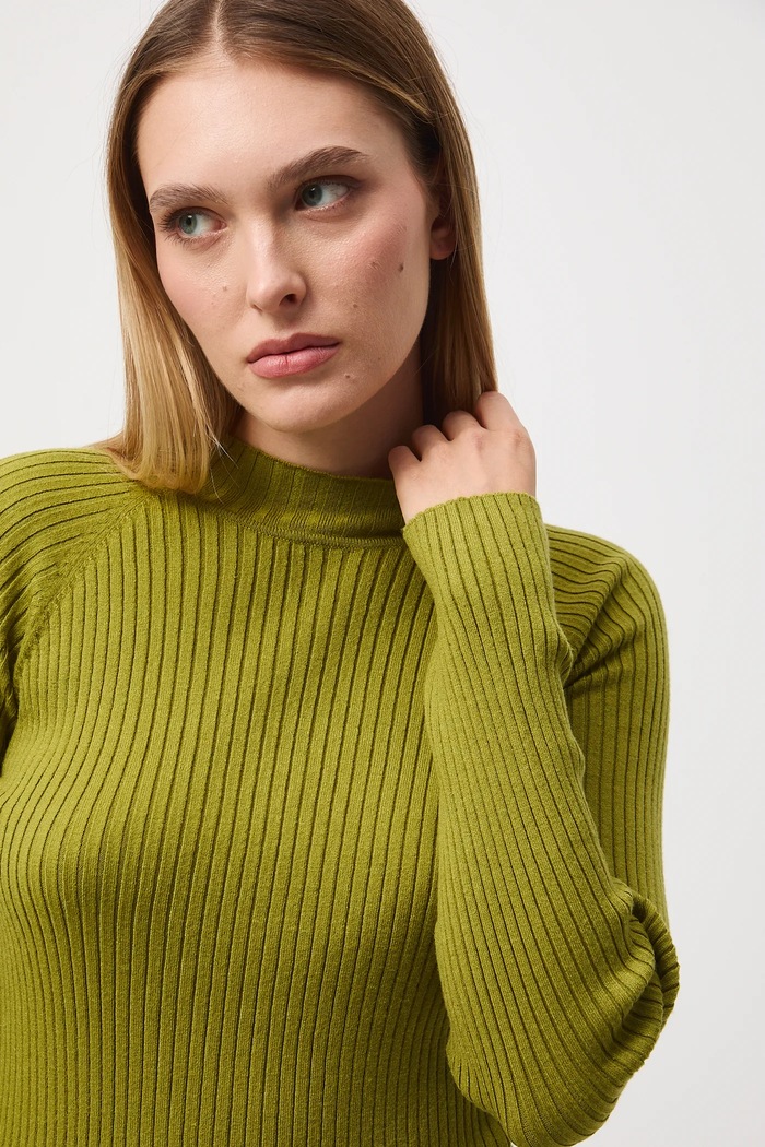 Sweter damski prążkowany zielony RW25-SWD054