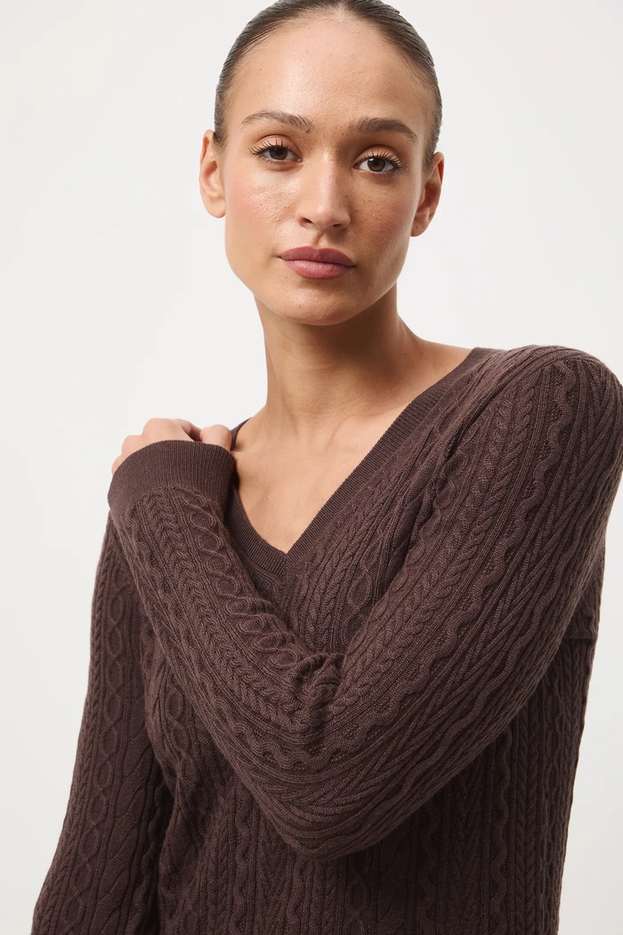 Sweter z wełny merino z warkoczowym splotem RW25-SWD813 brązowy RW25