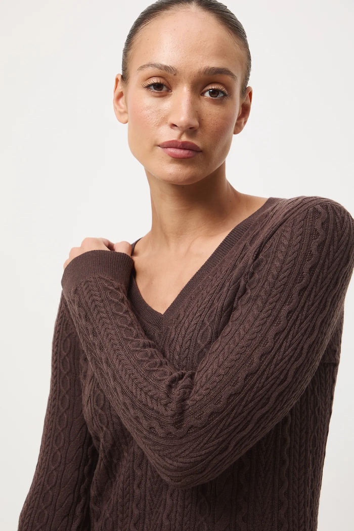 Sweter z wełny merino z warkoczowym splotem RW25-SWD813 brązowy RW25