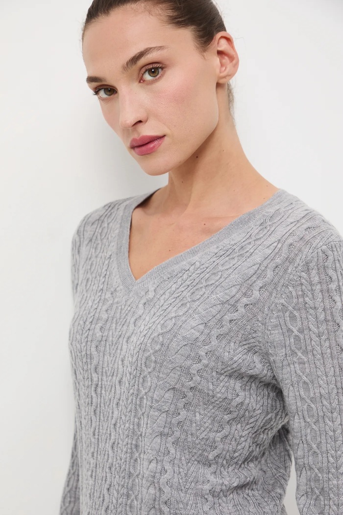Sweter z wełny merino z warkoczowym splotem szary RW25-SWD813
