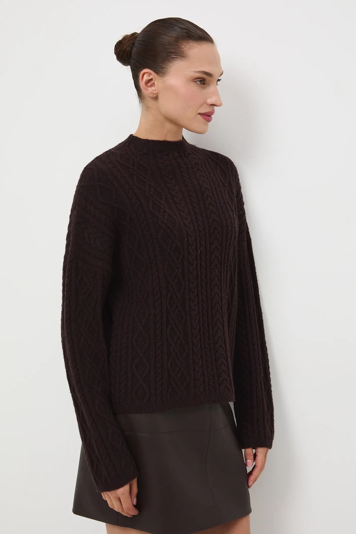 Sweter damski z warkoczowym splotem brązowy RW25-SWD817