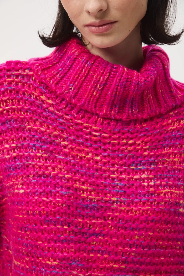 Sweter damski z golfem RW25-SWD905 różowy