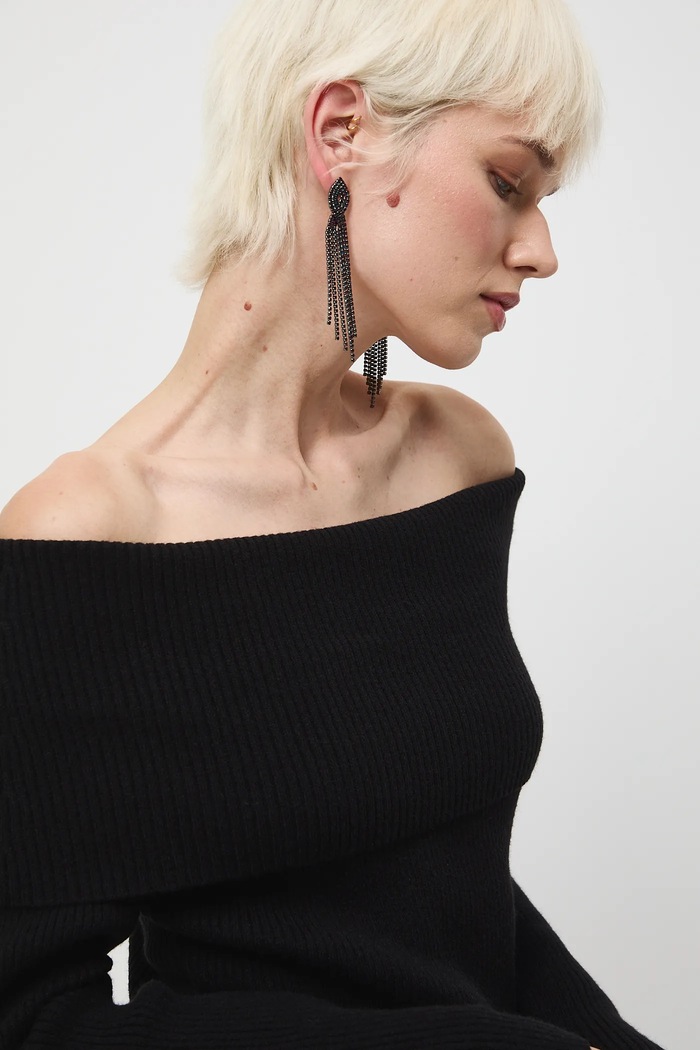 Sweter damski z odkrytymi ramionami czarny RW25-SWDA05