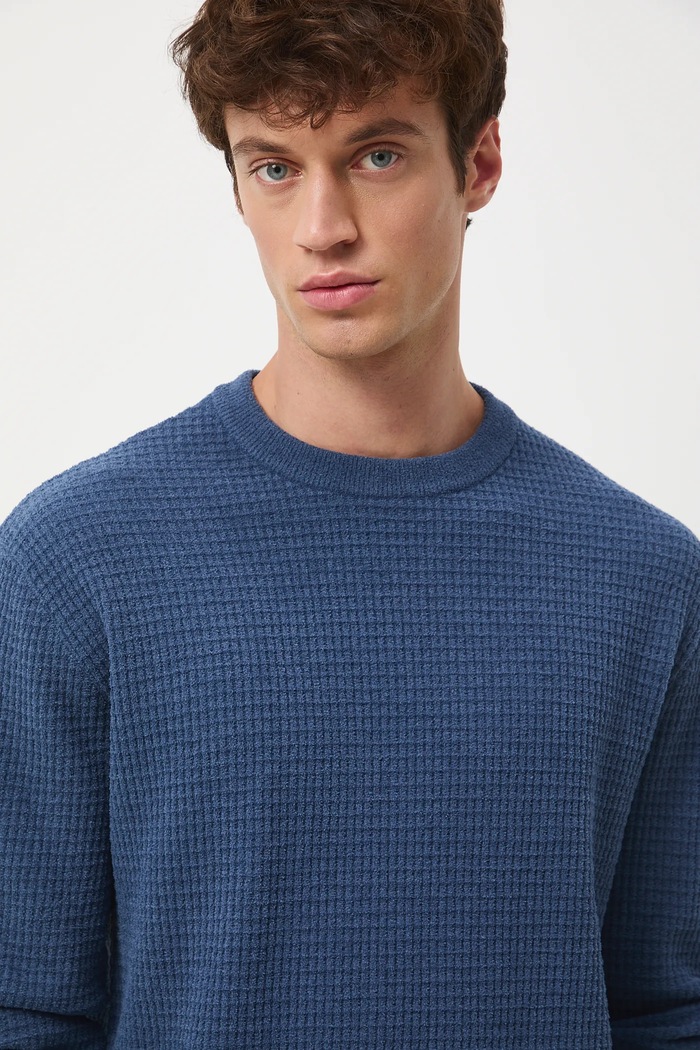 Sweter męski z fakturą gładkie niebieski RW25-SWM070