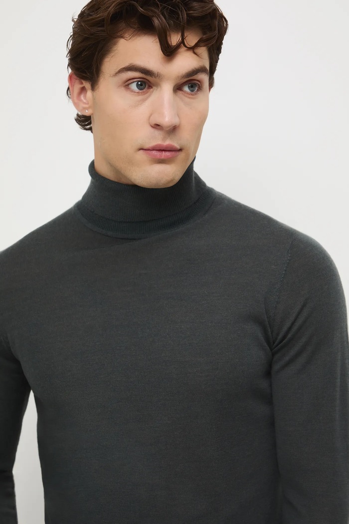 Sweter z wełny merino z golfem zielony RW25-SWM700