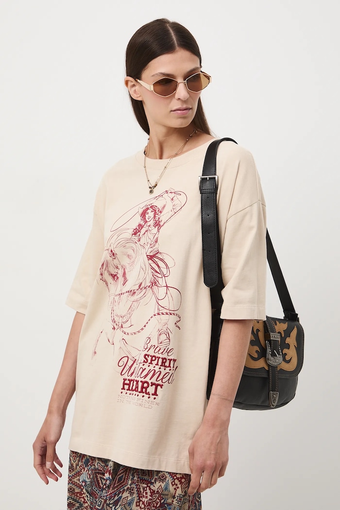 T-shirt bawełniany damski oversize z nadrukiem i haftem okrągły beżowy RW25-TSD400