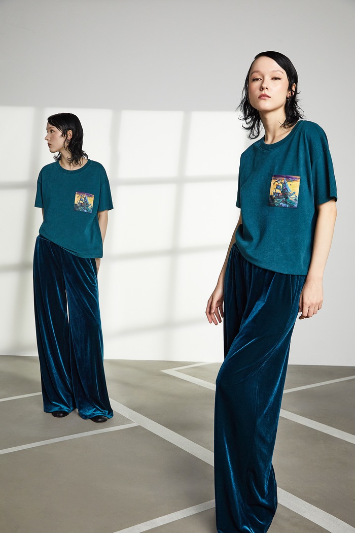 T-shirt bawełniany damski z kolekcji Tajemniczy Świat Medicine okrągły turkusowy RW25-TSD555