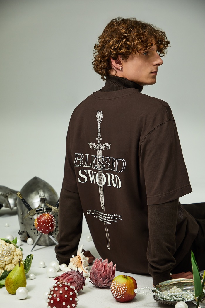 Odzież T-shirt bawełniany męski z kolekcji Zamek Królewski na Wawelu x Medicine RW25-TSM861 brązowy