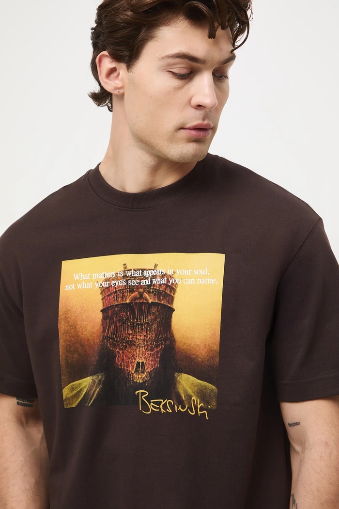 T-shirt bawełniany męski z kolekcji Zdzisław Beksiński x Medicine brązowy RW25-TSMA61