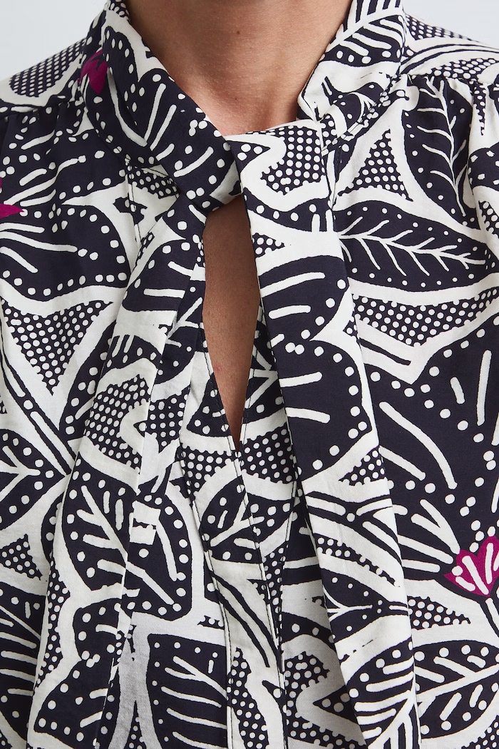 Bluzka damska z wiskozą z motywem roślinnym multicolor RW26-BDD030
