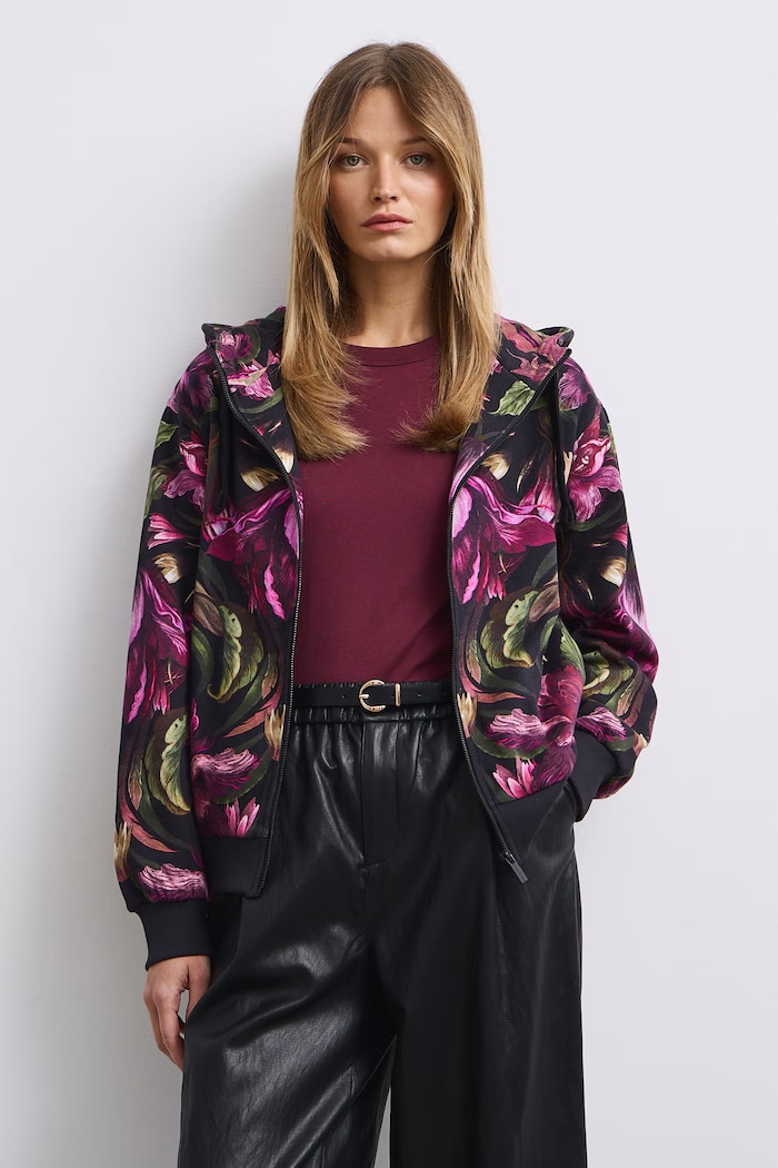 Bluza rozpinana z kapturem damska bawełniana z motywem roślinnym czarny RW26-BLD502
