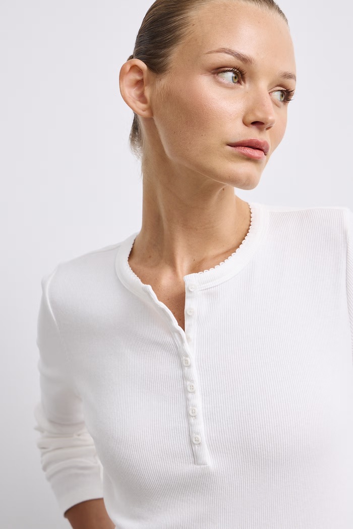 Longsleeve damski bawełniany z elastanem w prążki beżowy RW26-BUD053