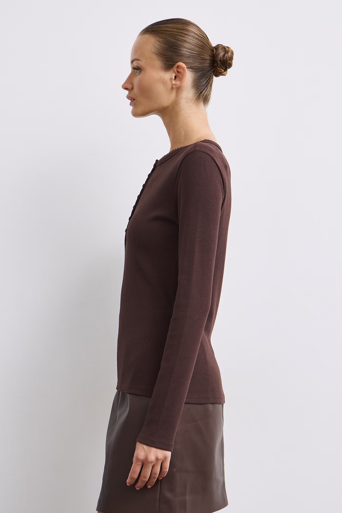 Longsleeve damski bawełniany z elastanem w prążki RW26-BUD053 brązowy