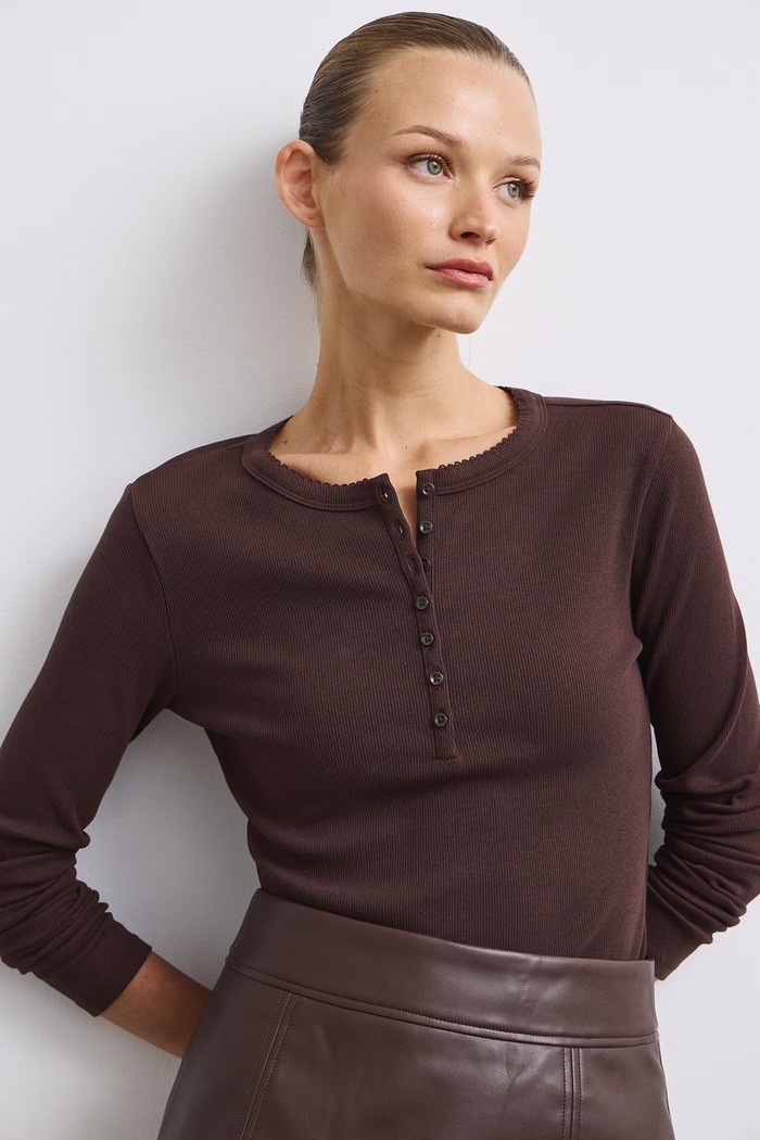 Longsleeve damski bawełniany z elastanem w prążki brązowy RW26-BUD053