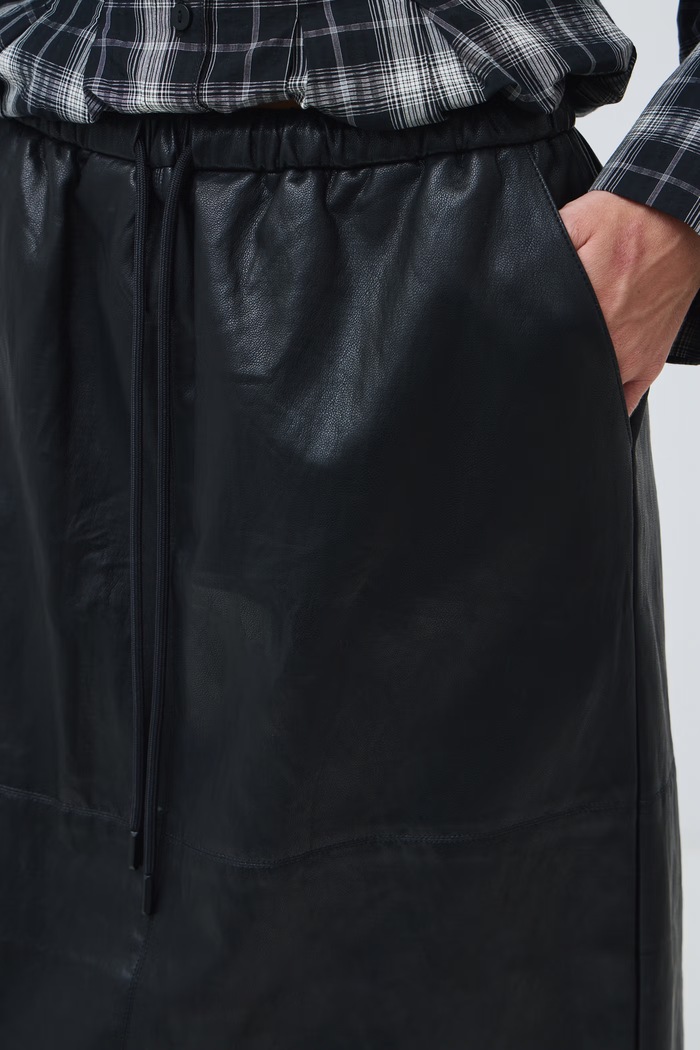 Sukně z imitace kůže midi černá RW26-SDD604