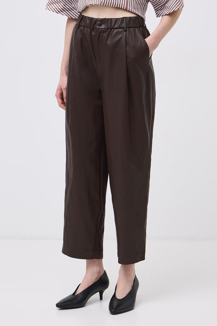 Odzież Medicine Spodnie slouchy damskie z imitacji skóry RW26-SPD707 brązowy