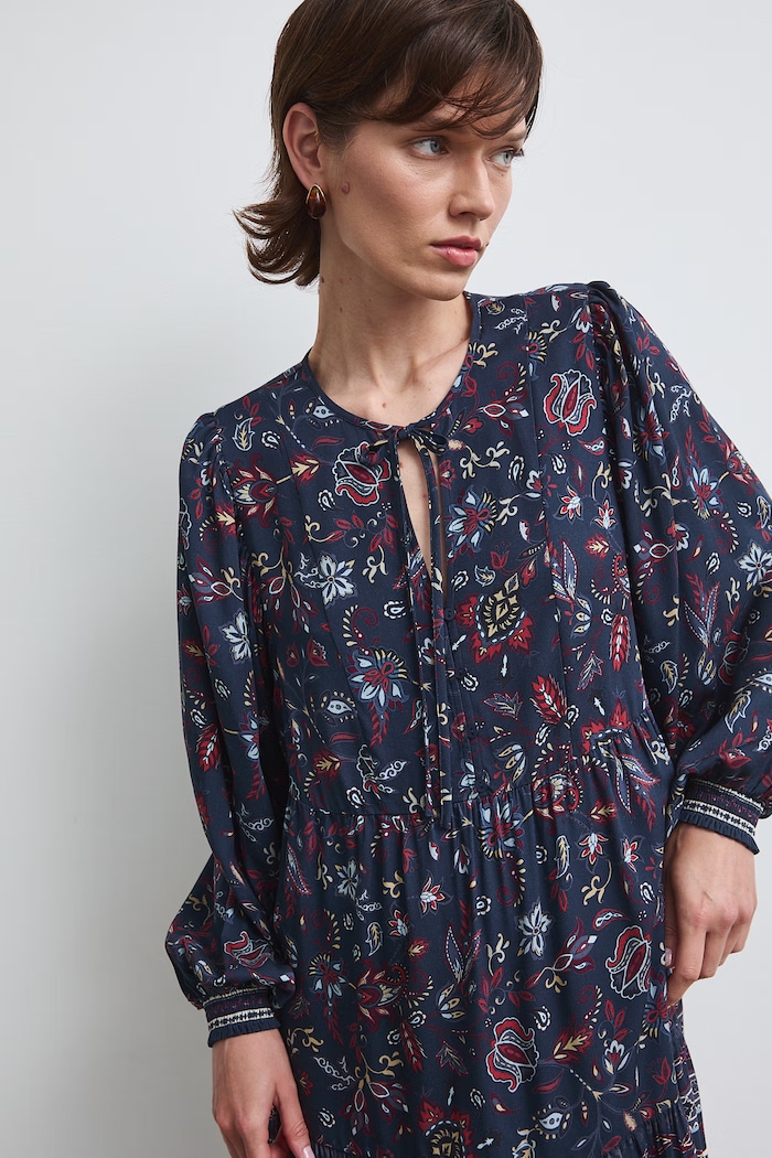 Sukienka z wiskozy z motywem roślinnym multicolor RW26-SUD305