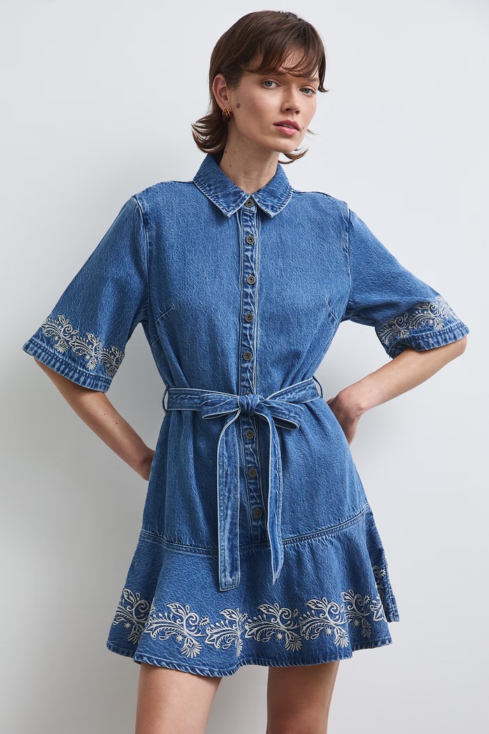 Sukienka rozkloszowana jeansowa z haftami niebieski RW26-SUD308
