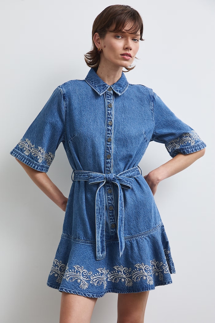 Sukienka rozkloszowana jeansowa z haftami niebieski RW26-SUD308