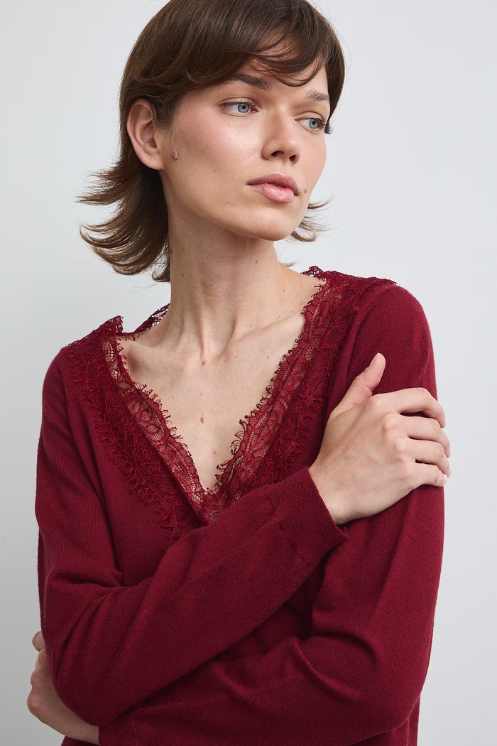 Sweter damski z wiskozą z koronką bordowy RW26-SWD309