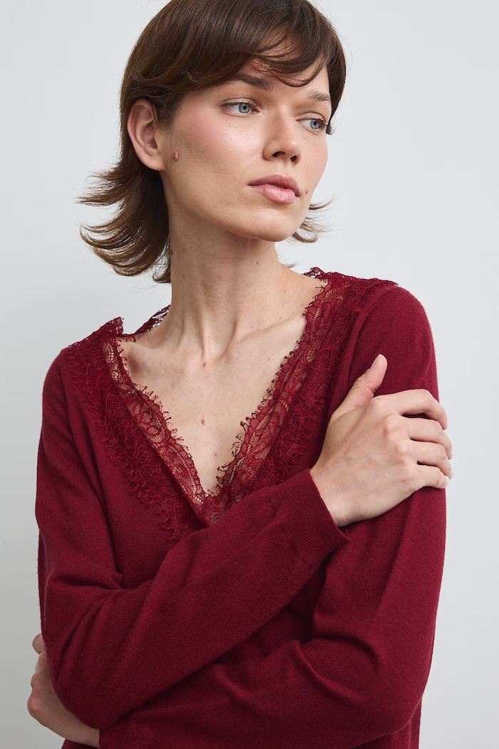 Sweter damski z wiskozą z koronką bordowy RW26-SWD309