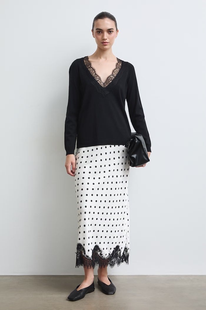Sweter damski z wiskozą z koronką RW26-SWD309 czarny RW26