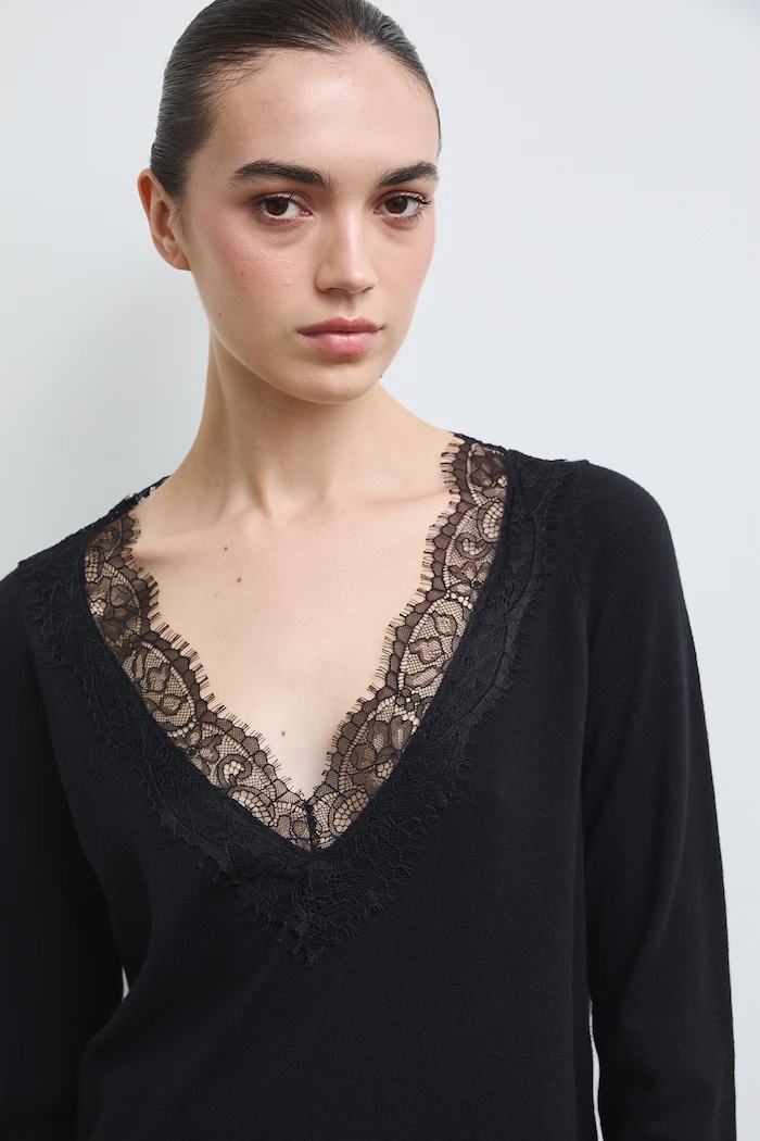 Sweter damski z wiskozą z koronką czarny RW26-SWD309