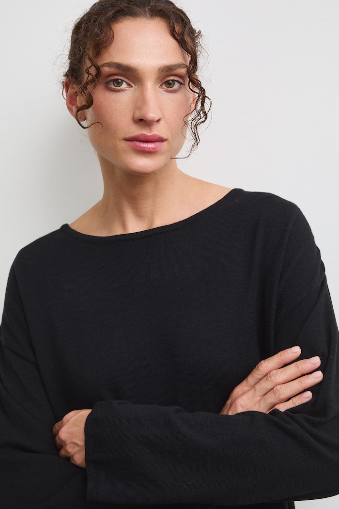 Sweter damski z wiskozą z koronką czarny RW26-SWD310