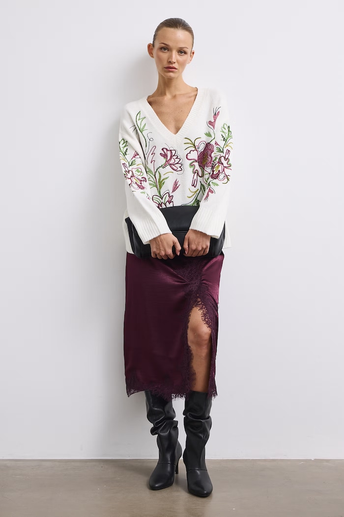 Sweter damski z dodatkiem wełny z haftami RW26-SWD500 beżowy RW26